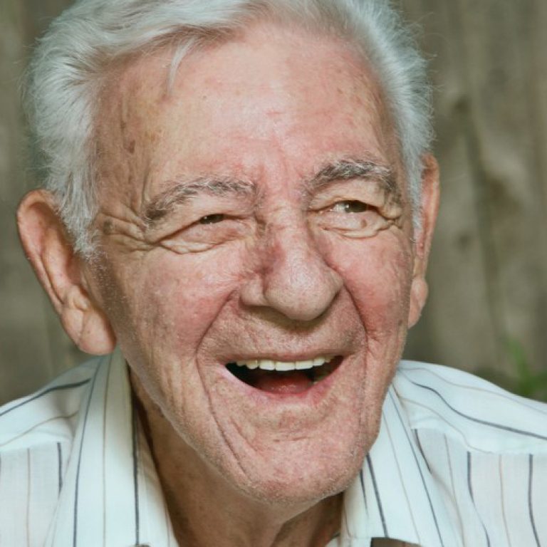 Implants-or-Dentures1-1-1000x520